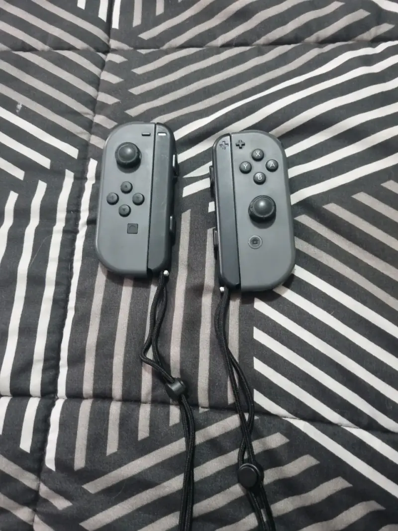 Consola Nintendo Switch con Joy-Con y juego FC24 - 3