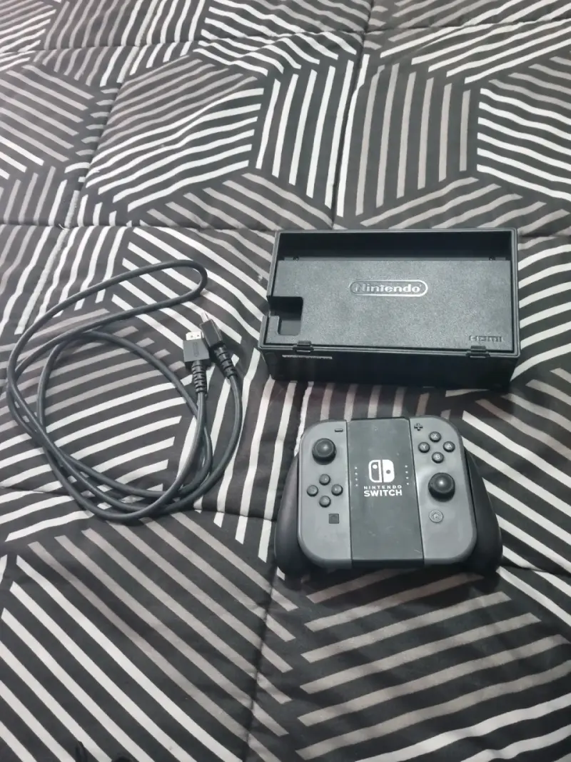 Consola Nintendo Switch con Joy-Con y juego FC24 - 4