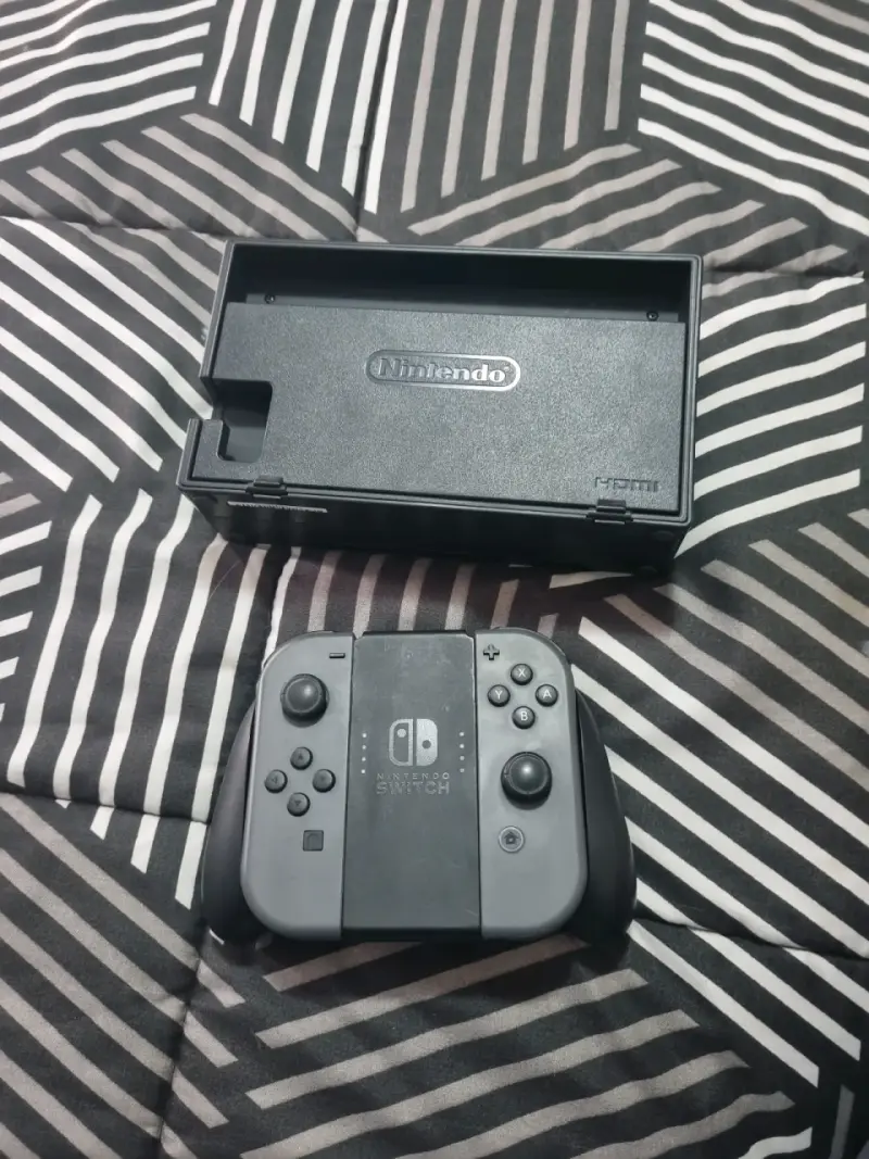 Consola Nintendo Switch con Joy-Con y juego FC24 - 5