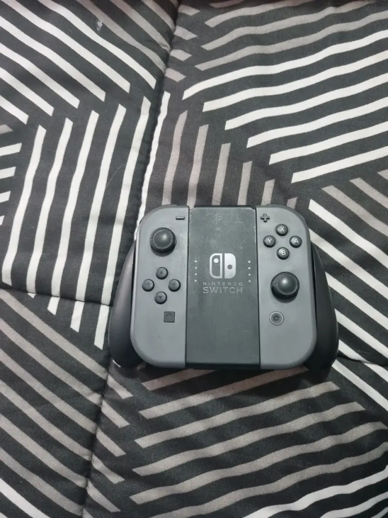 Consola Nintendo Switch con Joy-Con y juego FC24 - 6