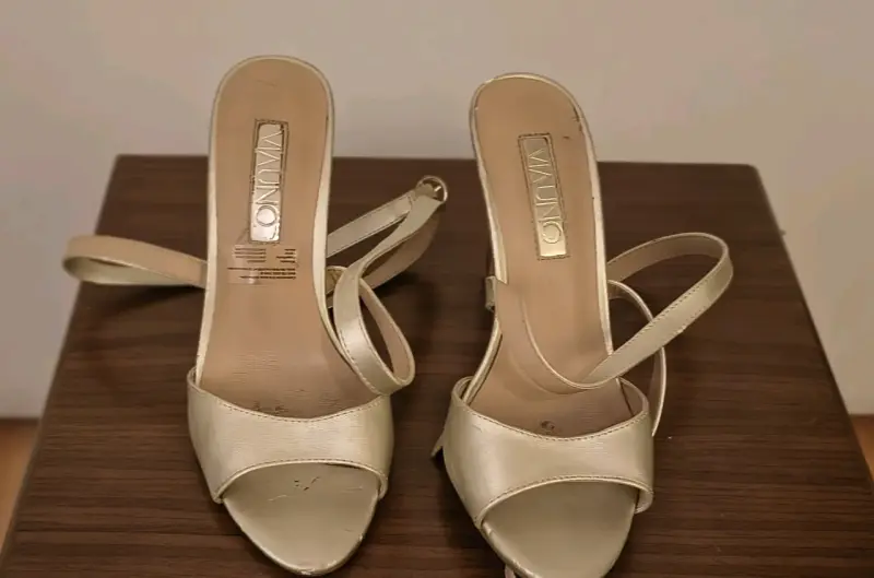 Sandalias de tacón alto doradas Via Uno - 2