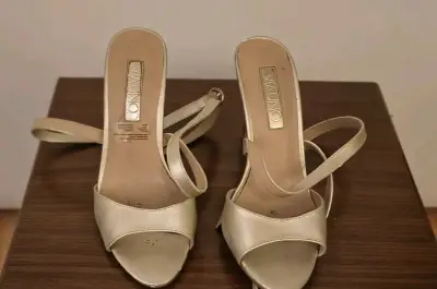 Sandalias de tacón alto doradas Via Uno - miniatura 2
