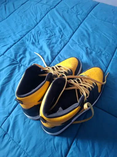 Zapatillas deportivas amarillas y negras (nike) - miniatura 1
