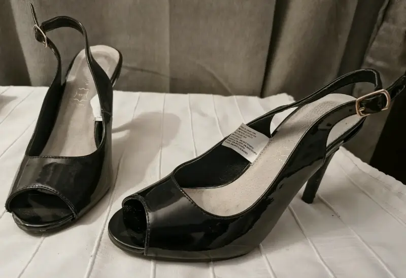 Zapatos de tacón negro charol con hebilla