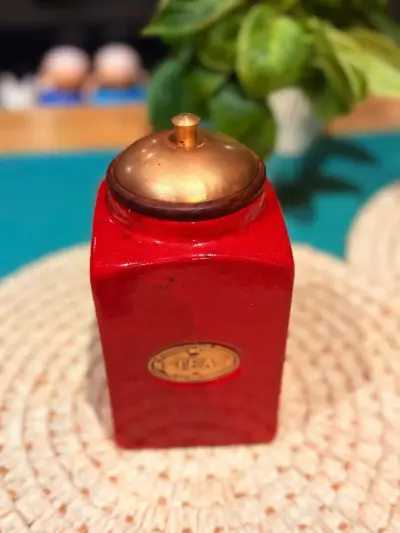 Tarro de té vintage rojo con tapa dorada - miniatura 1