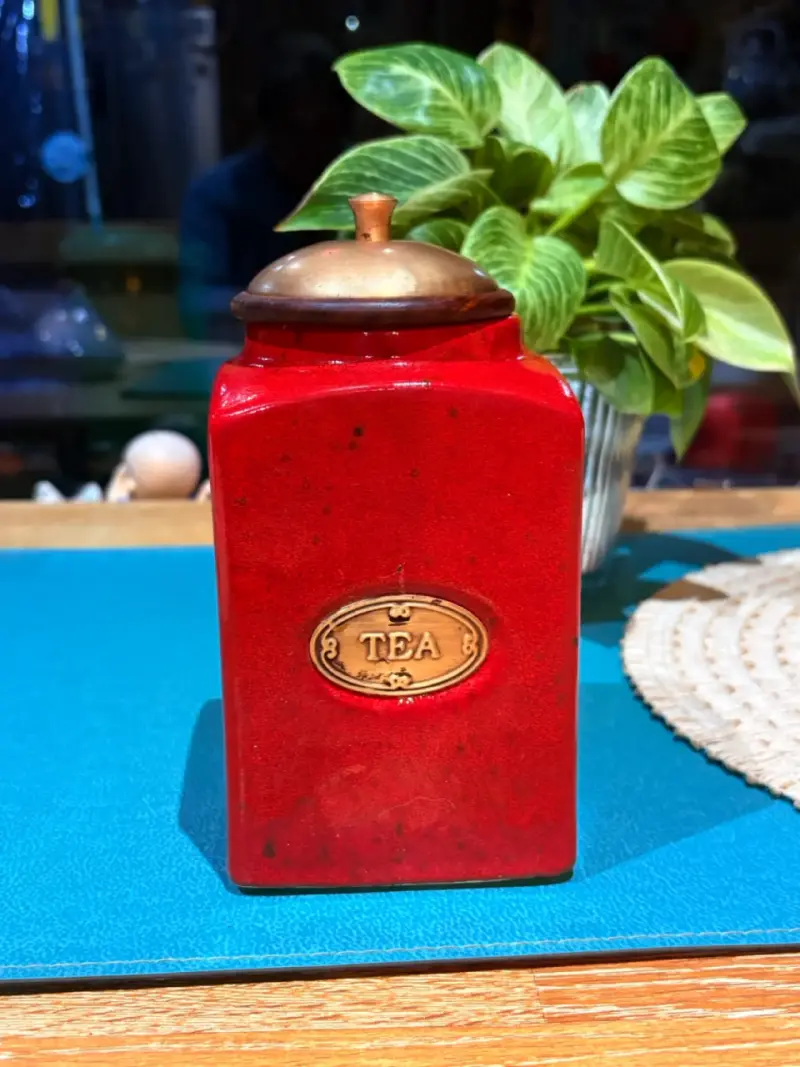 Tarro de té vintage rojo con tapa dorada - 2