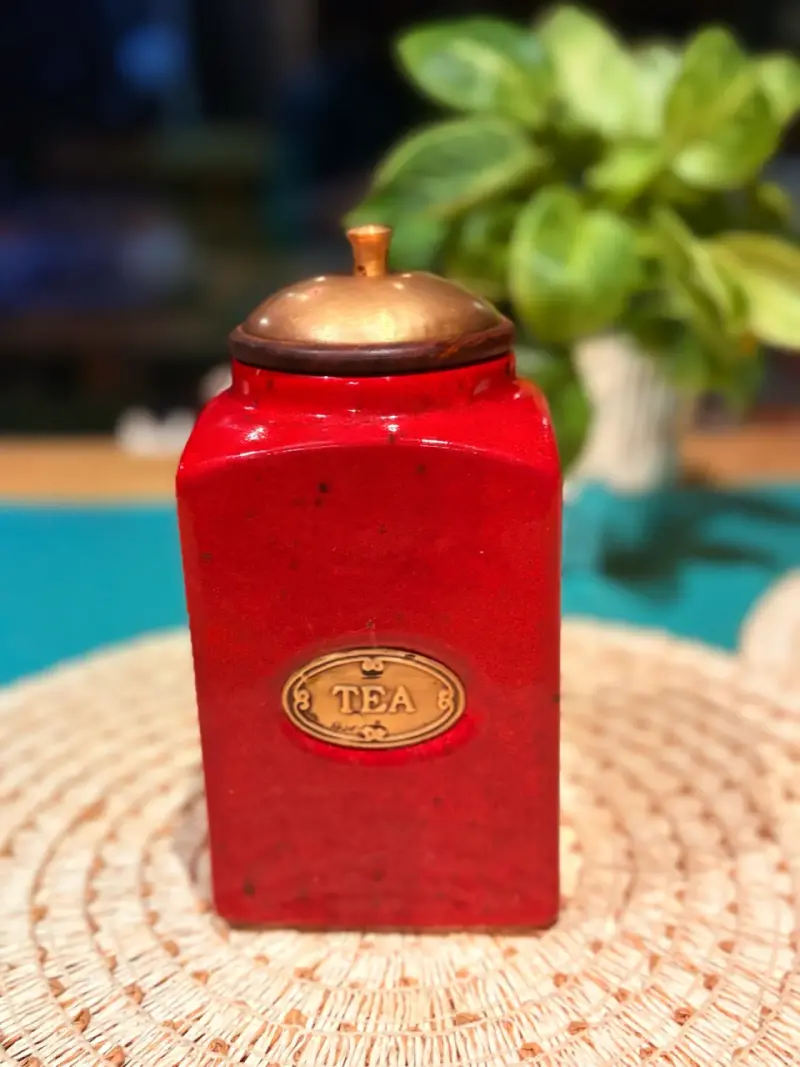 Tarro de té vintage rojo con tapa dorada - 3