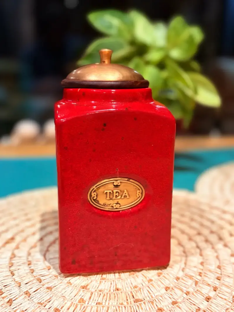 Tarro de té vintage rojo con tapa dorada - 4