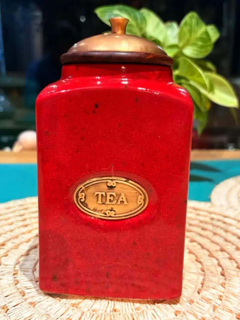 Tarro de té vintage rojo con tapa dorada - 5