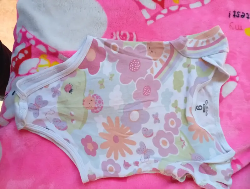 Conjunto de ropa para bebé con estampados florales - 2