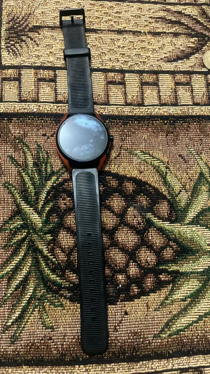 Reloj inteligente con correa negra - 1