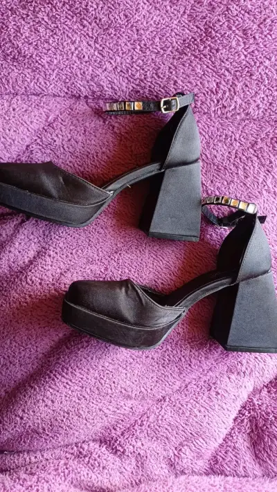 Zapatos de tacón alto negros con plataforma - miniatura 2