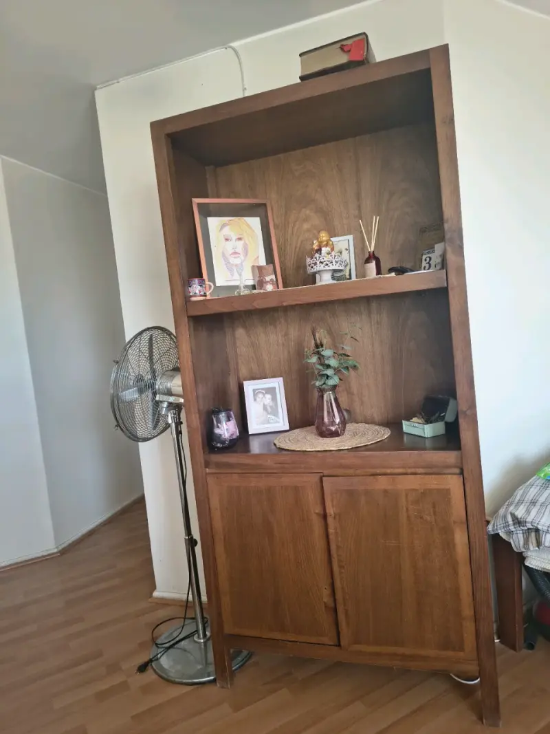 Estantería de madera con puertas inferiores
