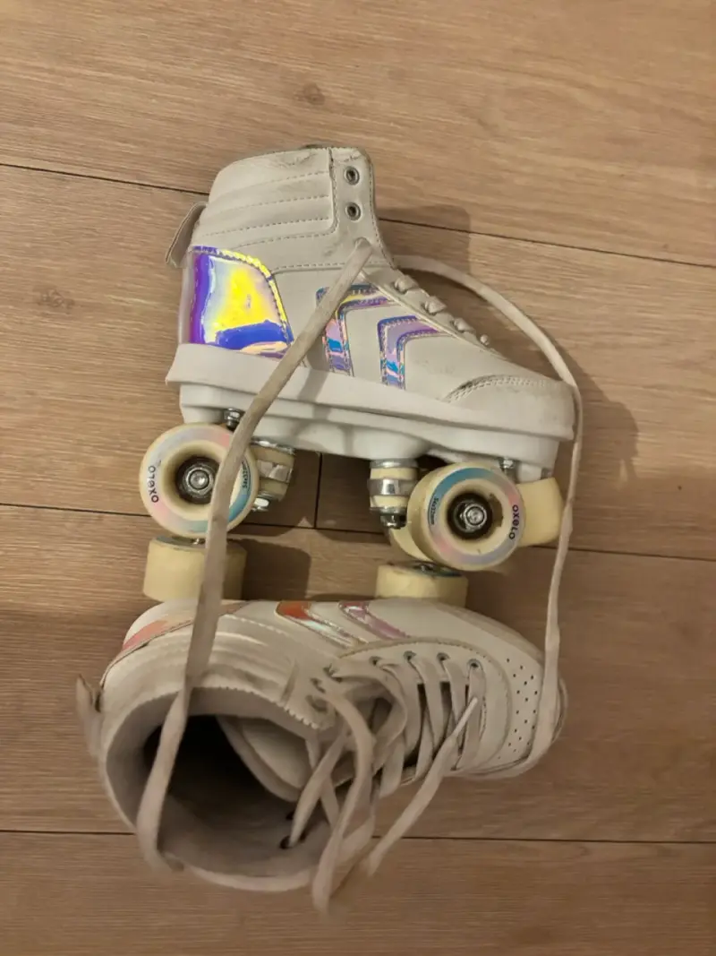 Patines de Cuatro Ruedas Blancos con Detalles Iridiscentes - 1