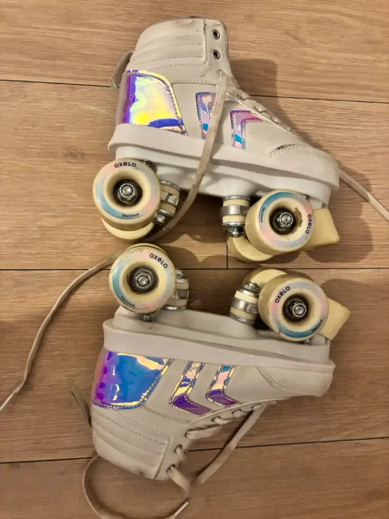 Patines de Cuatro Ruedas Blancos con Detalles Iridiscentes - 2