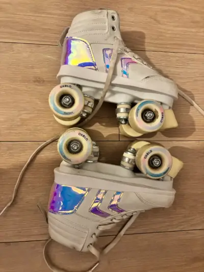 Patines de Cuatro Ruedas Blancos con Detalles Iridiscentes - miniatura 2