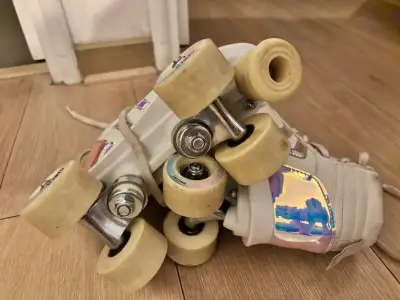 Patines de Cuatro Ruedas Blancos con Detalles Iridiscentes - miniatura 3