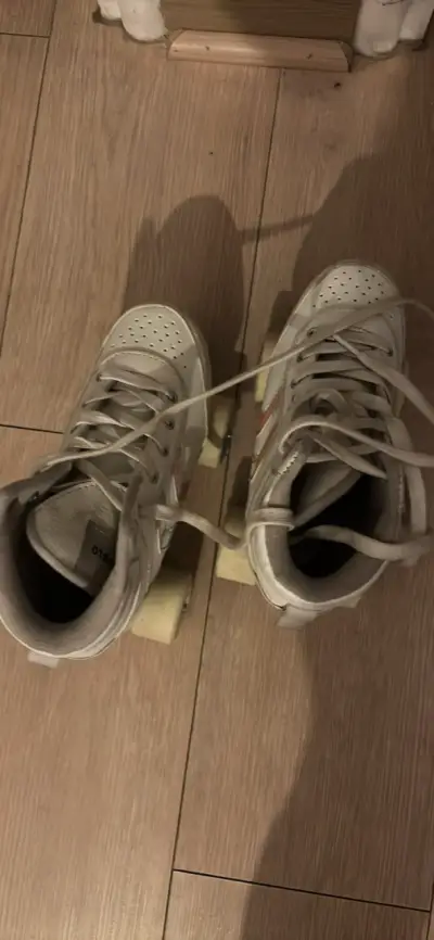 Patines de Cuatro Ruedas Blancos con Detalles Iridiscentes - miniatura 4