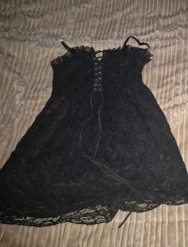 Vestido negro de encaje con cordones
