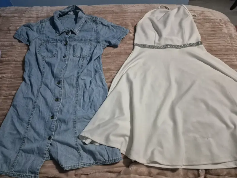 Vestido de mezclilla y vestido blanco elegante