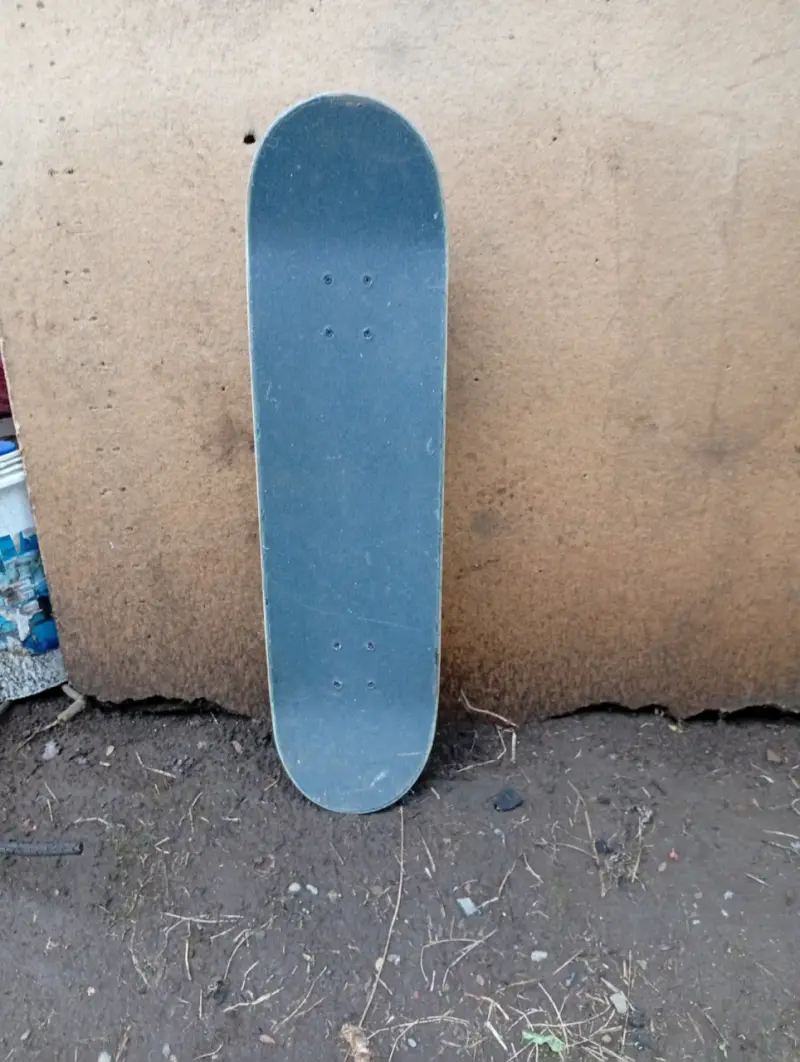 Tabla de skate con diseño artístico - 1