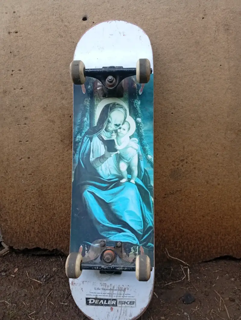 Tabla de skate con diseño artístico - 2