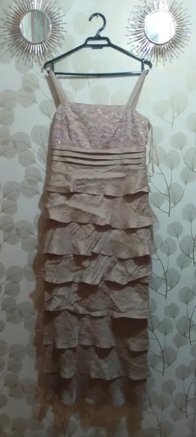 Vestido de fiesta con encaje y volantes - miniatura 1