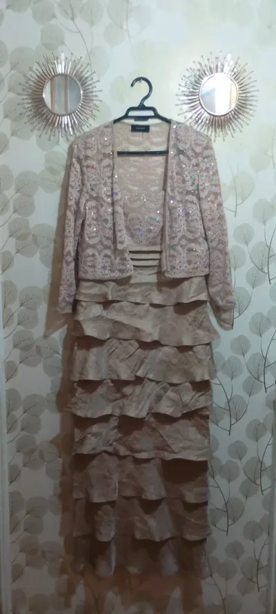 Vestido de fiesta con encaje y volantes - miniatura 2
