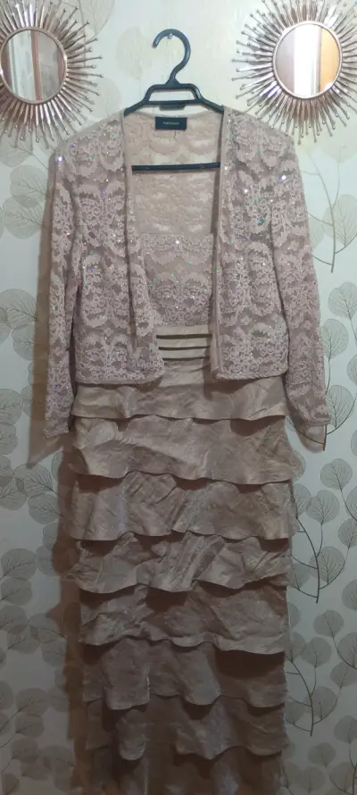 Vestido de fiesta con encaje y volantes - miniatura 3