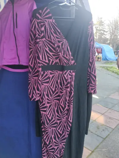 Vestido largo negro con diseño geométrico rosa - miniatura 1