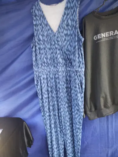 Vestido largo negro con diseño geométrico rosa - miniatura 4