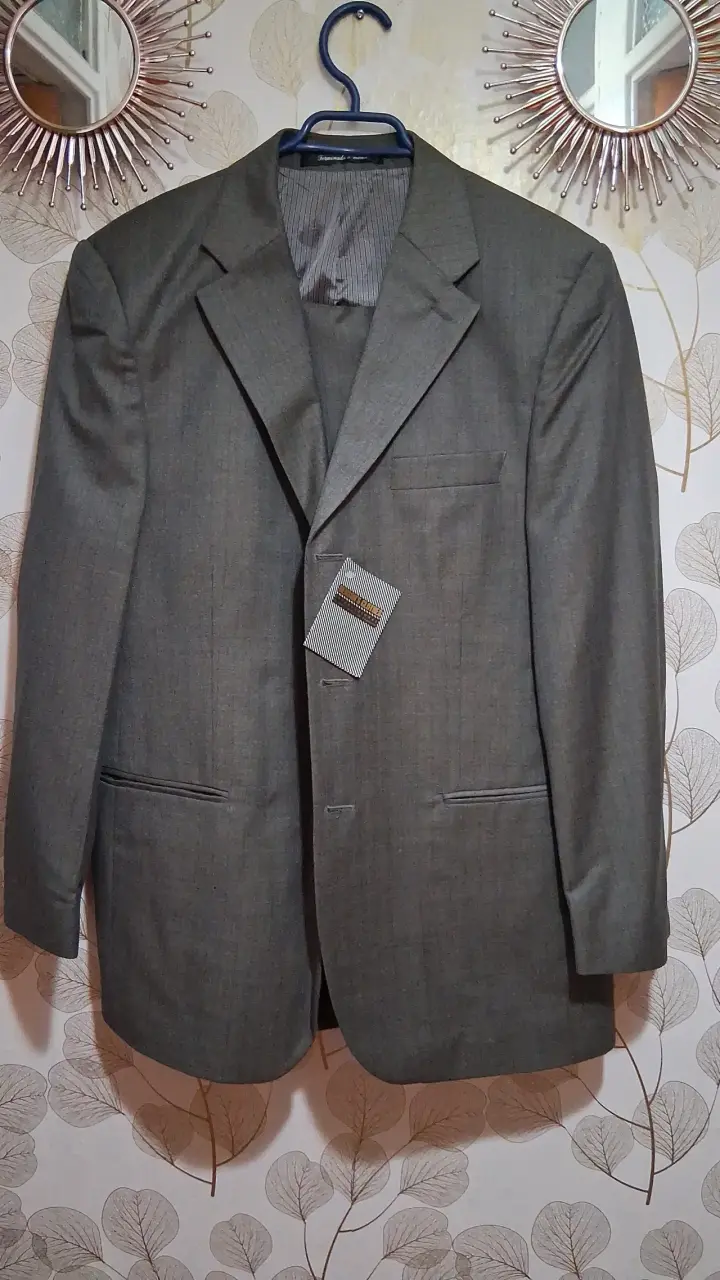 Traje formal para hombre en gris - 1