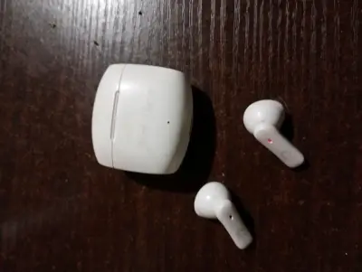 Audífonos inalámbricos blancos con estuche - miniatura 1