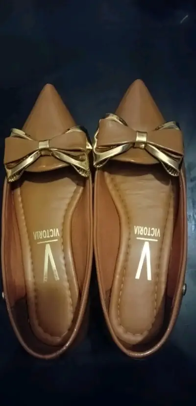 Zapatos planos marrones con lazo dorado Victoria - miniatura 1