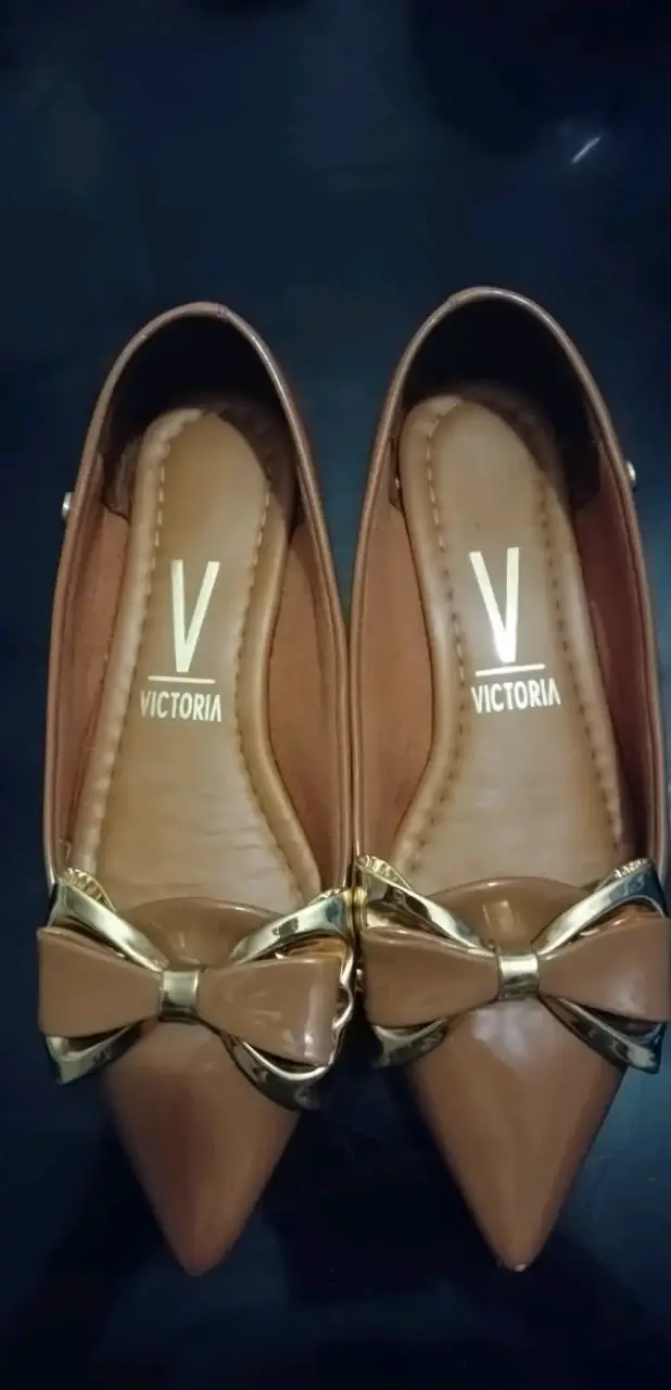 Zapatos planos marrones con lazo dorado Victoria - 2