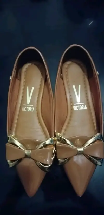 Zapatos planos marrones con lazo dorado Victoria - miniatura 2