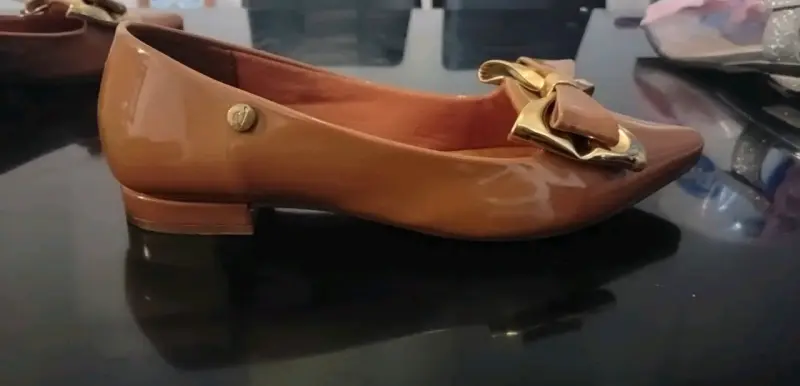 Zapatos planos marrones con lazo dorado Victoria - 3