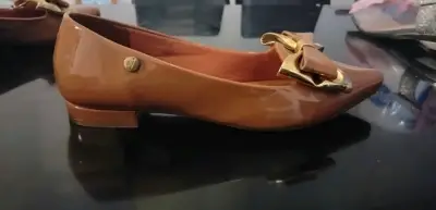 Zapatos planos marrones con lazo dorado Victoria - miniatura 3