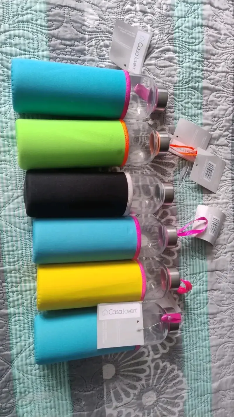 Botellas de agua Casa Joven con funda colorida