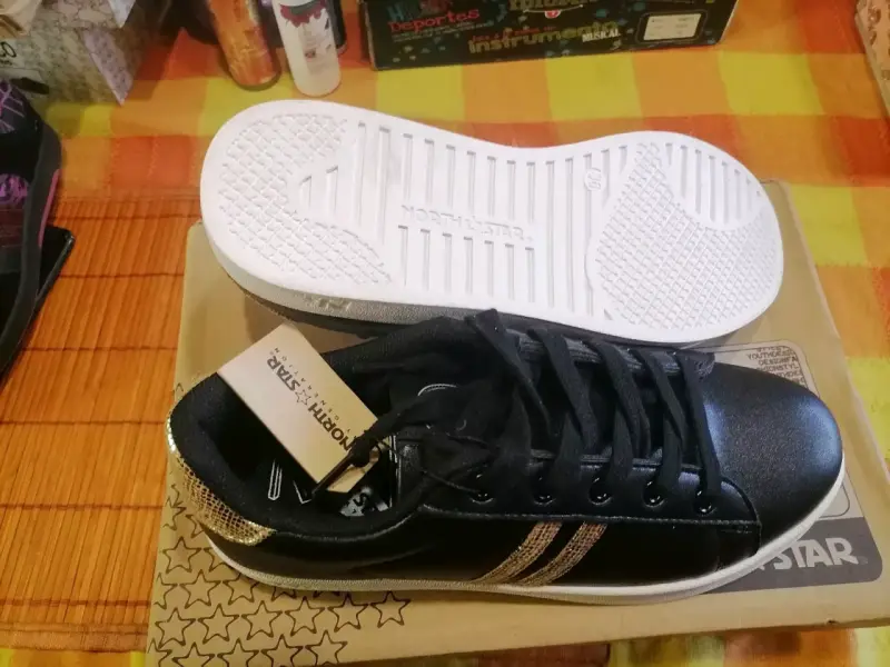 Zapatillas negras North Star con detalles dorados - 1