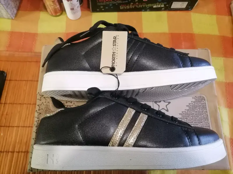 Zapatillas negras North Star con detalles dorados - 3