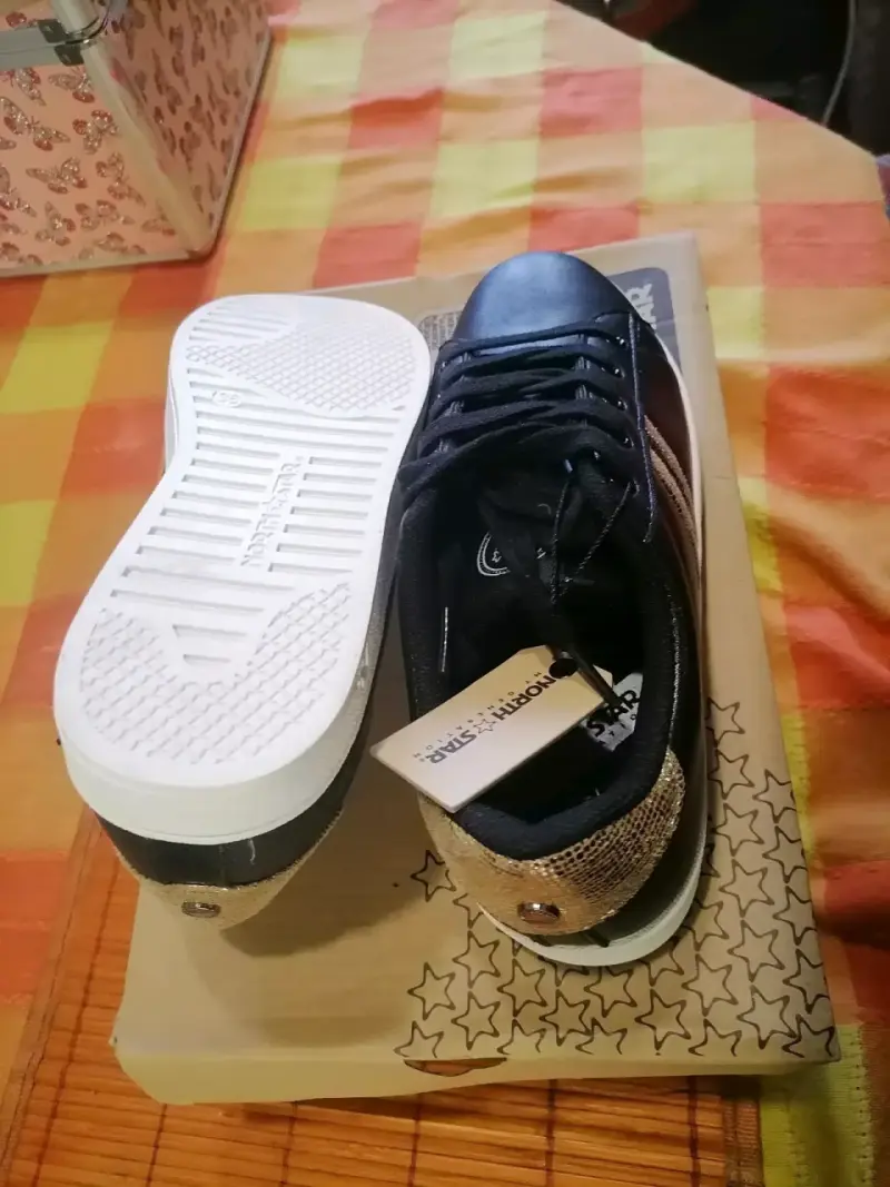 Zapatillas negras North Star con detalles dorados - 4