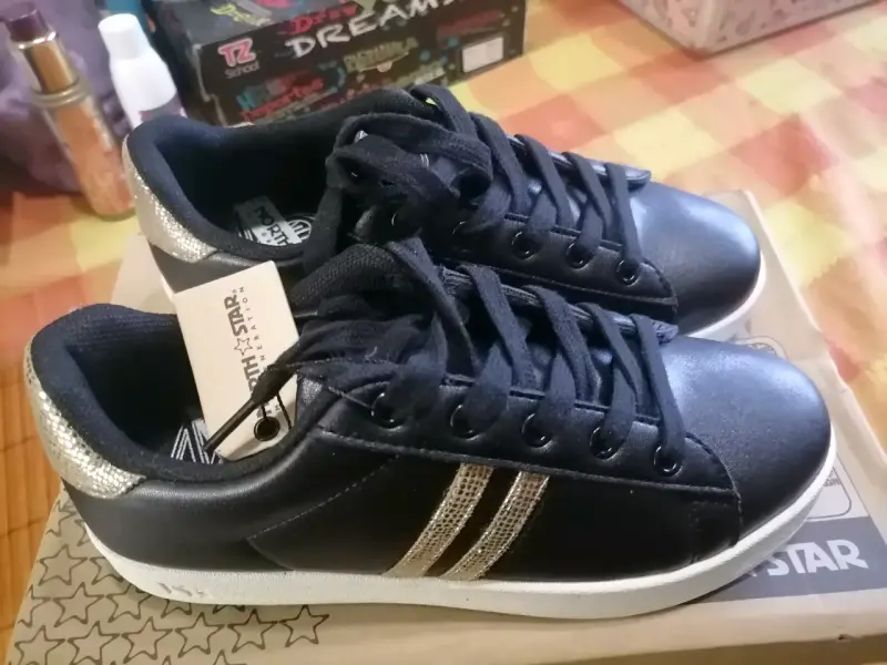 Zapatillas negras North Star con detalles dorados - 5