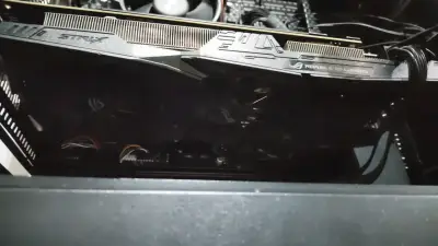 Tarjeta gráfica ASUS ROG Strix en buen estado - miniatura 4