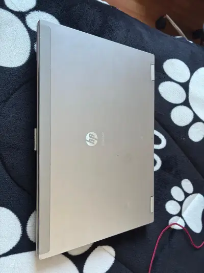 Laptop HP EliteBook con procesador Intel - miniatura 1