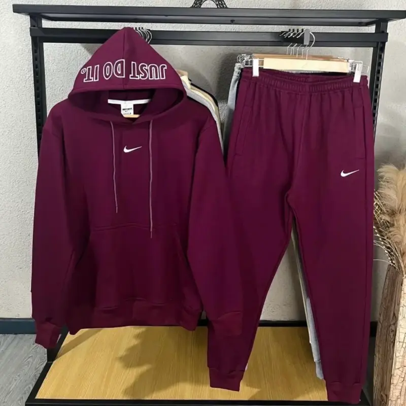 Conjunto deportivo Nike con capucha y pantalón - 1