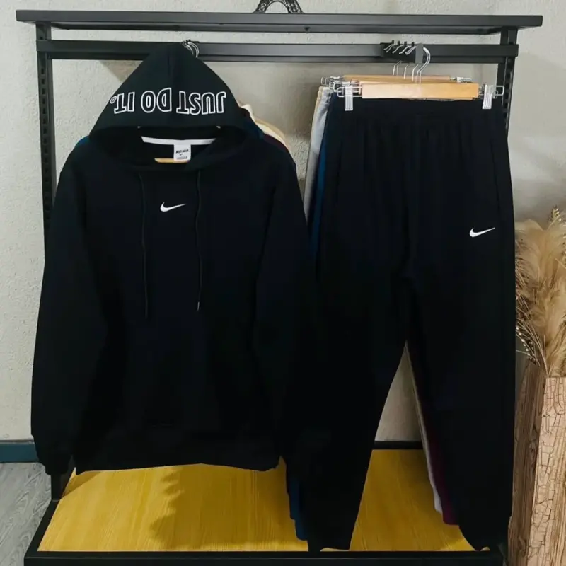 Conjunto deportivo Nike con capucha y pantalón - 3