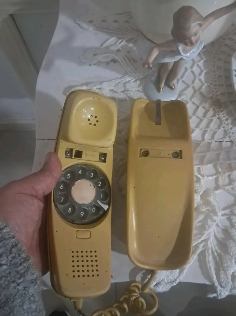 Teléfono fijo vintage amarillo con disco - 2