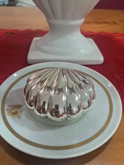 Cofre de joyería en forma de concha plateada - miniatura 2