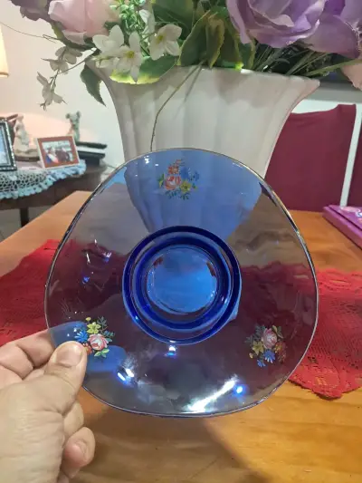 Florero de vidrio azul con diseño floral - miniatura 1